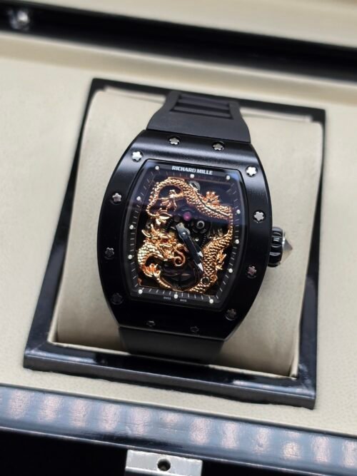 Richard Mille — esfera con dragón dorado, caja negra y correa de caucho negra