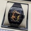 Richard Mille — esfera con dragón dorado y rojo, caja negra y correa de caucho negra