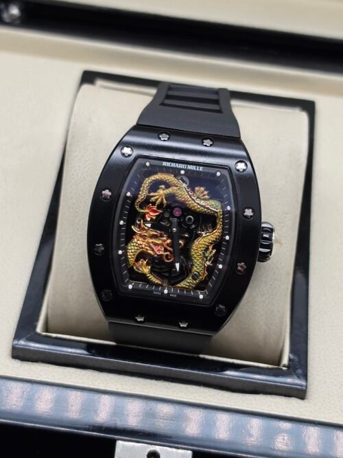 Richard Mille — esfera con dragón dorado y rojo, caja negra y correa de caucho negra
