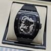 Richard Mille — esfera con dragón plateado, caja negra y correa de caucho negra