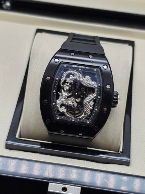 Richard Mille — esfera con dragón plateado, caja negra y correa de caucho negra