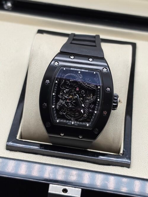 Richard Mille — esfera esqueleto con dragón negro, caja negra y correa de caucho negra