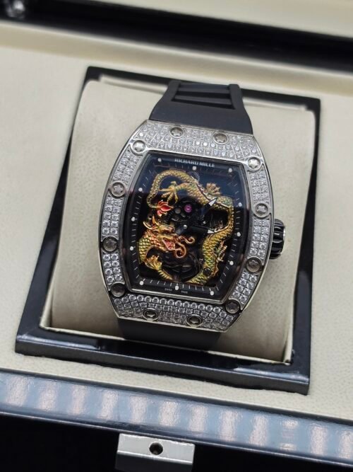 Richard Mille — esfera con dragón dorado, caja con brillantes y correa de caucho negra