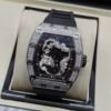 Richard Mille — esfera con dragón plateado, caja con brillantes y correa de caucho negra