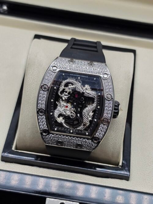 Richard Mille — esfera con dragón plateado, caja con brillantes y correa de caucho negra