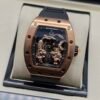 Richard Mille — esfera con tigre dorado, caja oro rosa y correa de caucho negra