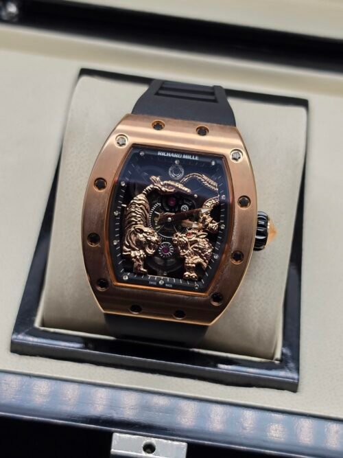 Richard Mille — esfera con tigre dorado, caja oro rosa y correa de caucho negra