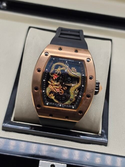 Richard Mille — esfera con dragón dorado, caja oro rosa y correa de caucho negra