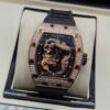 Richard Mille — esfera con tigre dorado, caja oro rosa con brillantes y correa de caucho negra
