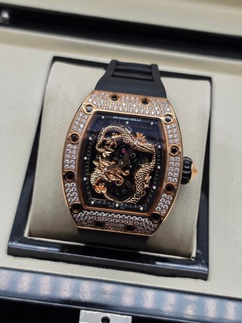Richard Mille — esfera con tigre dorado, caja oro rosa con brillantes y correa de caucho negra