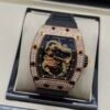 Richard Mille — esfera con dragón dorado, caja oro rosa con brillantes y correa de caucho negra