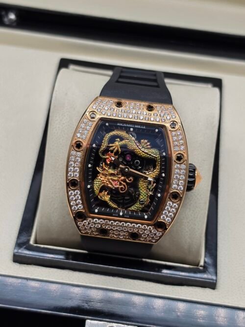 Richard Mille — esfera con dragón dorado, caja oro rosa con brillantes y correa de caucho negra