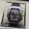 Richard Mille — cronógrafo esqueleto con detalles amarillos, caja de acero y correa de caucho negra