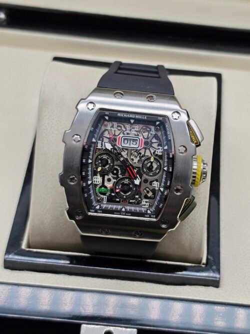 Richard Mille — cronógrafo esqueleto con detalles amarillos, caja de acero y correa de caucho negra
