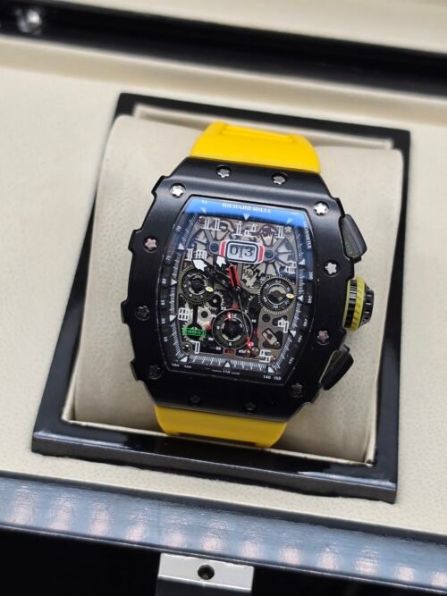 Richard Mille — cronógrafo esqueleto, caja negra y correa de caucho amarilla