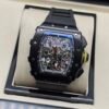 Richard Mille — cronógrafo esqueleto con detalle amarillo, caja negra y correa de caucho negra