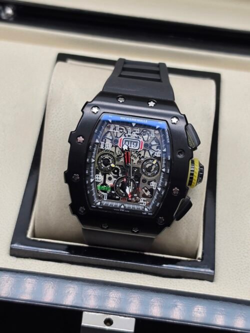 Richard Mille — cronógrafo esqueleto con detalle amarillo, caja negra y correa de caucho negra