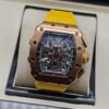 Richard Mille — cronógrafo esqueleto, caja oro rosa y correa de caucho amarilla