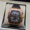 Richard Mille — cronógrafo esqueleto con detalle amarillo, caja oro rosa y correa de caucho negra