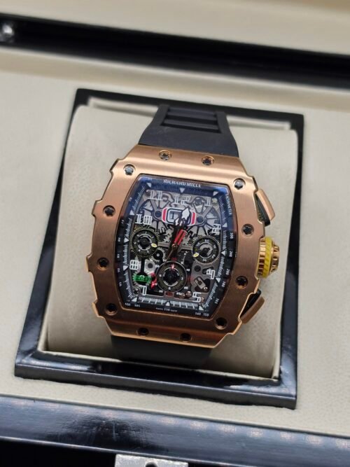 Richard Mille — cronógrafo esqueleto con detalle amarillo, caja oro rosa y correa de caucho negra