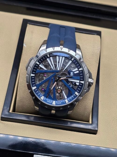 Roger Dubuis — esfera esqueleto con estrella azul, caja de acero y correa de caucho azul
