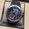 Roger Dubuis — esfera esqueleto con tourbillon, caja gris y correa de caucho negra