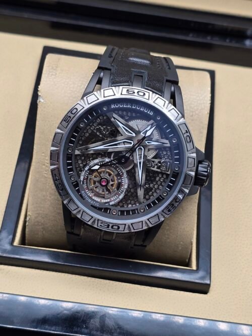Roger Dubuis — esfera esqueleto con tourbillon, caja gris y correa de caucho negra