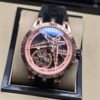 Roger Dubuis — esfera esqueleto rosada con tourbillon, caja oro rosa y correa negra