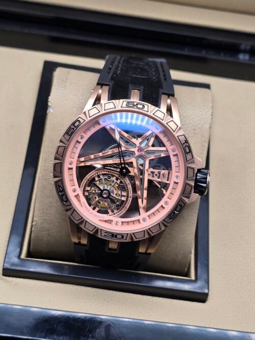 Roger Dubuis — esfera esqueleto rosada con tourbillon, caja oro rosa y correa negra