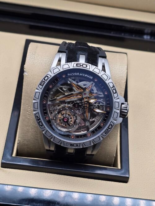Roger Dubuis — esfera esqueleto con tourbillon, caja de acero y correa de caucho negra