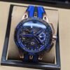 Roger Dubuis — esfera esqueleto con detalles azules, caja oro rosa y correa azul y negra