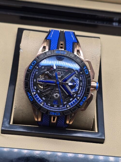 Roger Dubuis — esfera esqueleto con detalles azules, caja oro rosa y correa azul y negra