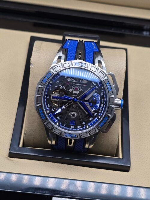 Roger Dubuis — esfera esqueleto con detalles azules, caja de acero y correa azul y negra