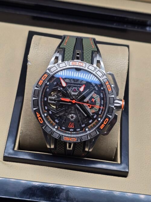 Roger Dubuis — esfera esqueleto con detalles naranjas, caja de acero y correa verde militar