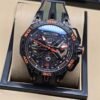 Roger Dubuis — esfera esqueleto con detalles naranjas, caja negra y correa verde militar