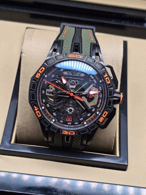 Roger Dubuis — esfera esqueleto con detalles naranjas, caja negra y correa verde militar