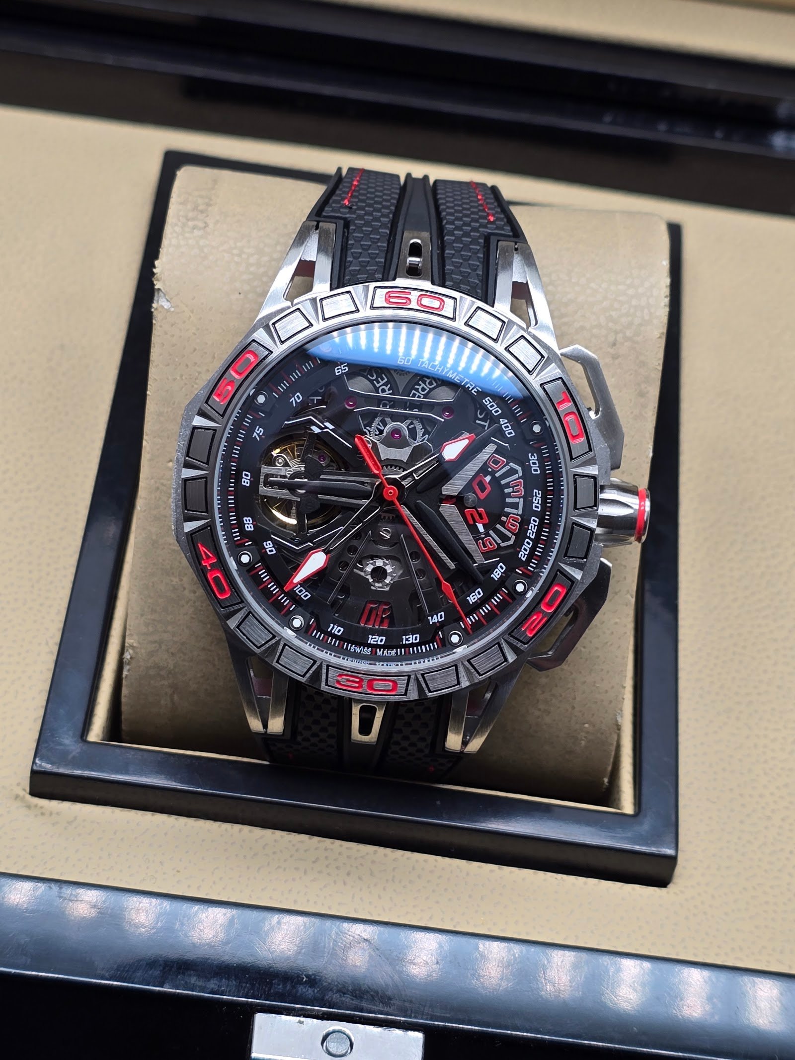 Roger Dubuis — esfera esqueleto con detalles rojos, caja de acero y correa negra