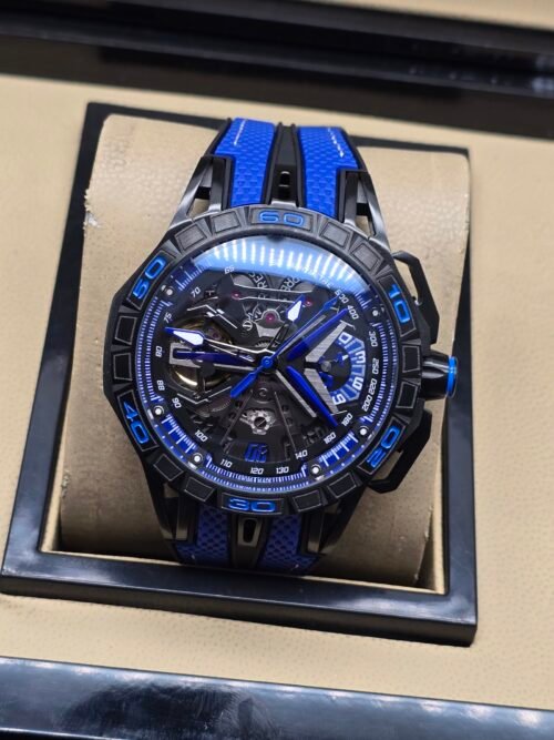 Roger Dubuis — esfera esqueleto con detalles azules, caja negra y correa azul