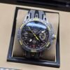 Roger Dubuis — esfera esqueleto con detalles amarillos, caja gris y correa gris