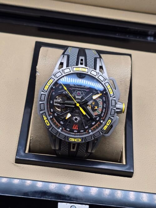 Roger Dubuis — esfera esqueleto con detalles amarillos, caja gris y correa gris