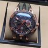 Roger Dubuis — esfera esqueleto con detalles naranjas, caja oro rosa y correa verde militar