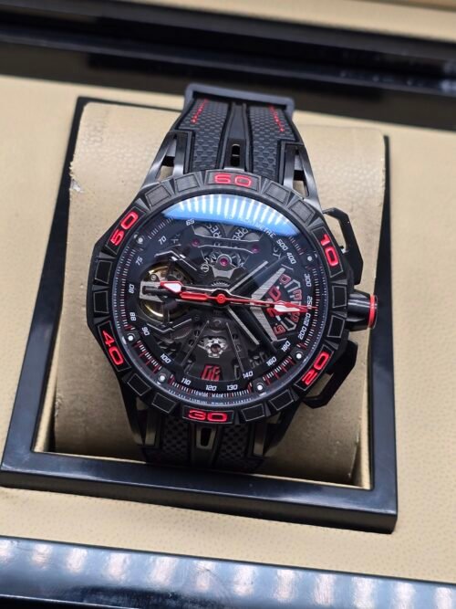 Roger Dubuis — esfera esqueleto con detalles rojos, caja negra y correa negra