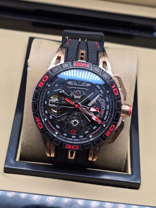 Roger Dubuis — esfera esqueleto con detalles rojos, caja oro rosa y correa negra