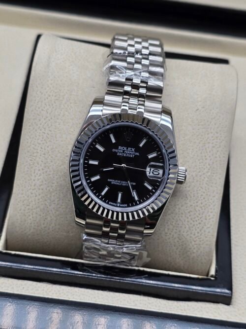 Rolex — esfera negra con bisel estriado y brazalete jubilee de acero
