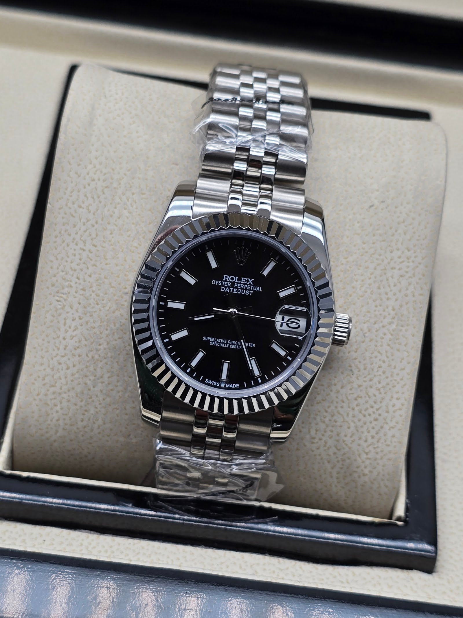 Rolex — esfera negra con bisel estriado y brazalete jubilee de acero