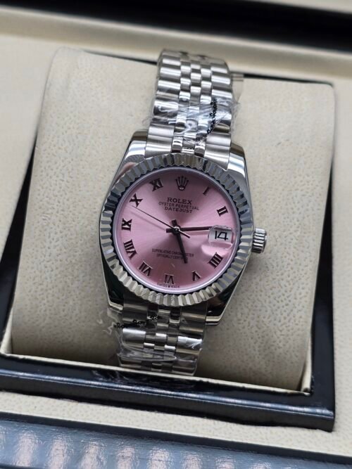 Rolex — esfera rosada con números romanos, bisel estriado y brazalete jubilee de acero