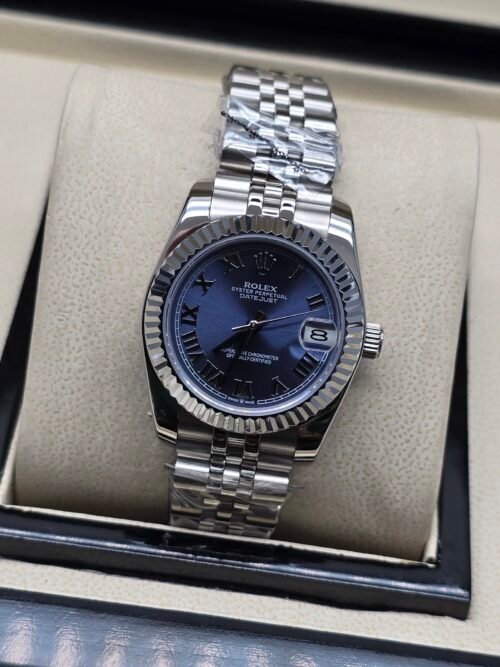 Rolex — esfera azul con números romanos, bisel estriado y brazalete jubilee de acero