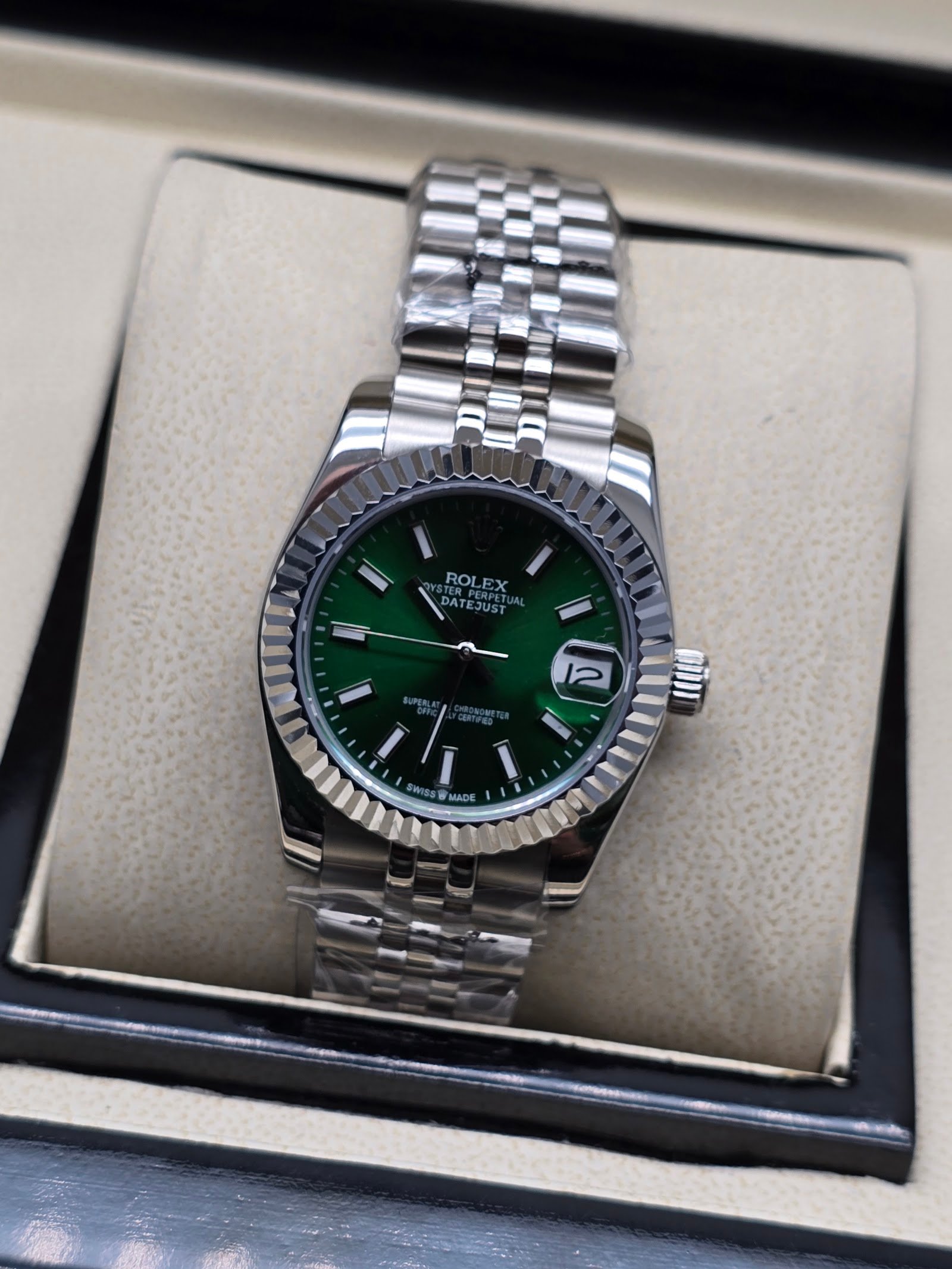 Rolex — esfera verde con bisel estriado y brazalete jubilee de acero