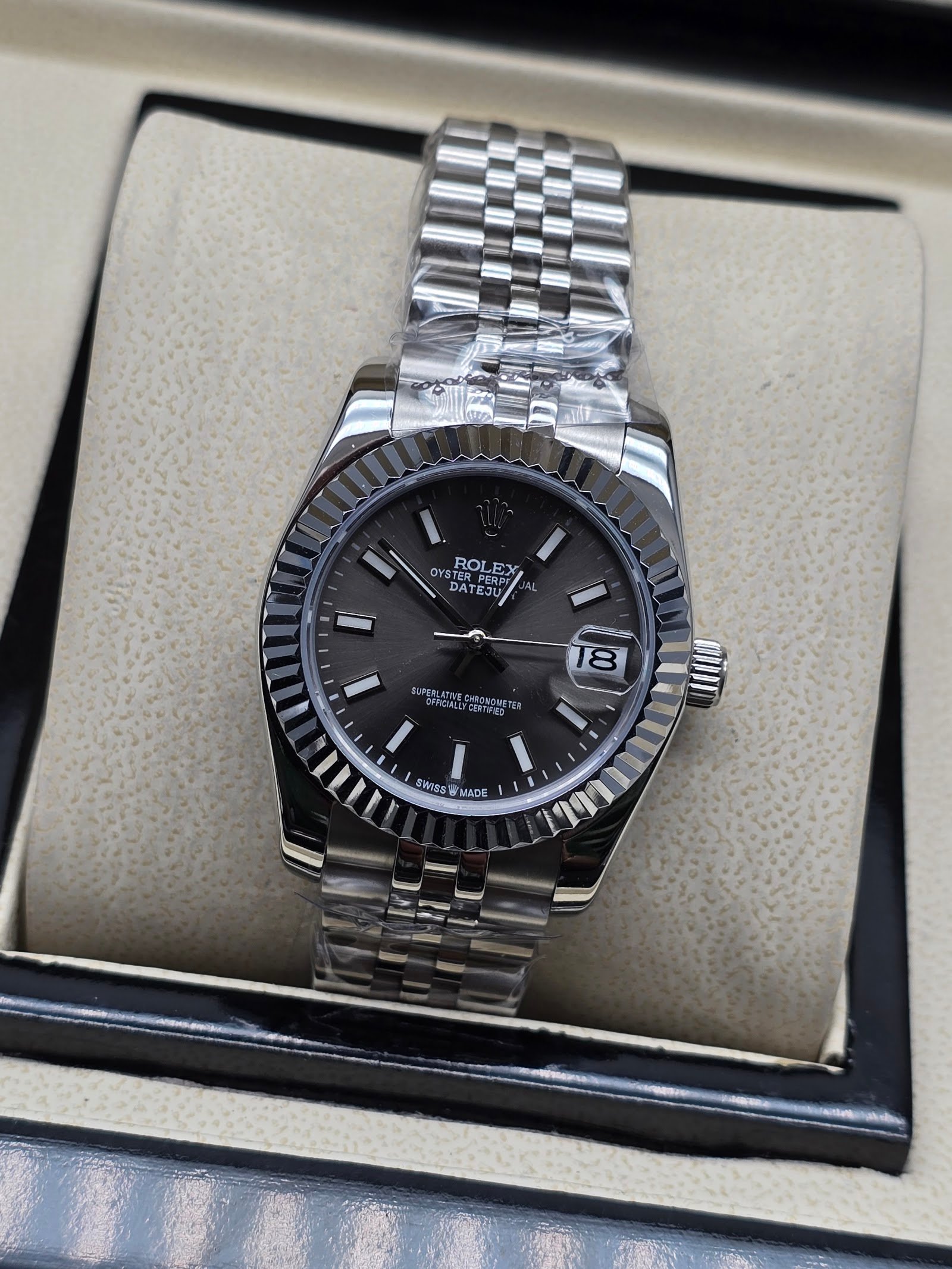 Rolex — esfera gris con bisel estriado y brazalete jubilee de acero