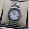 Rolex — esfera blanca con números romanos, bisel estriado y brazalete jubilee de acero